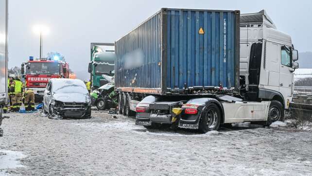Tote und Verletzte bei Schnee und Eis auf Bayerns Straßen