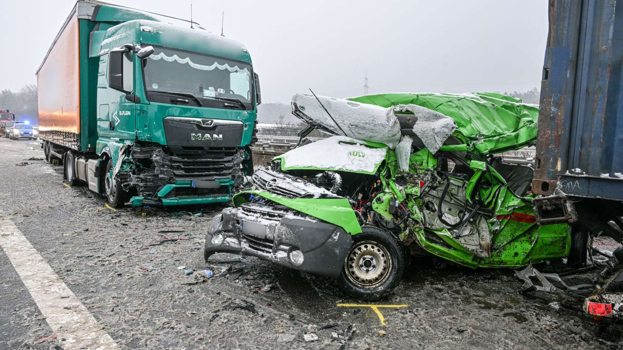 Mindestens drei Menschen sterben auf glatter Autobahn
