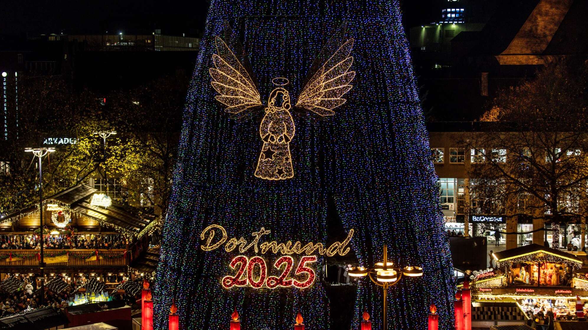Riesiger Weihnachtsbaum auf dem Dortmunder Weihnachtsmarkt