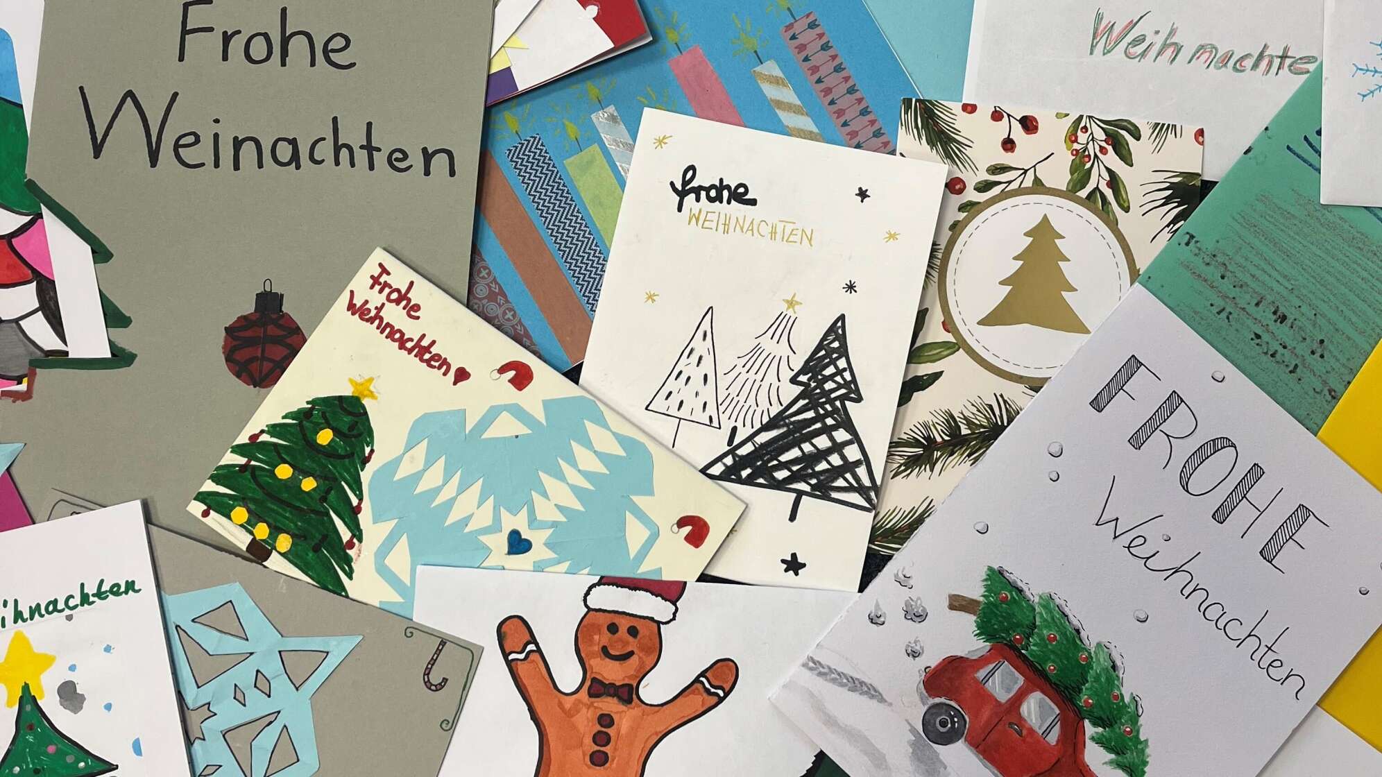 Liebevolle weihnachtliche Briefe sollen bei der Aktion „Weihnachtspost mit Herz“ einsame Menschen aufheitern.