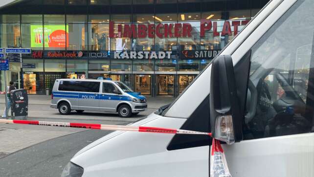 Razzien nach Bombendrohungen gegen Schulen und Bahnhöfe