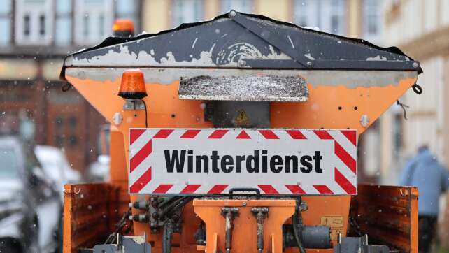 Unfall mit Winterdienstfahrzeug legt Verkehr lahm