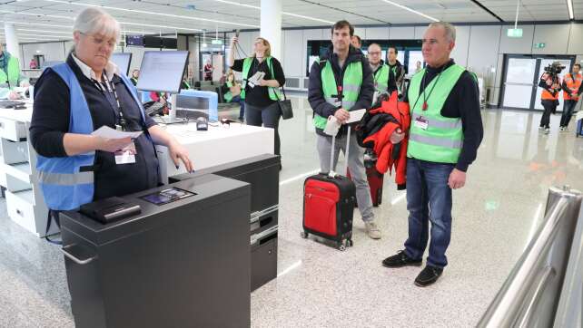 Laien testen Flughafen auf Herz und Nieren