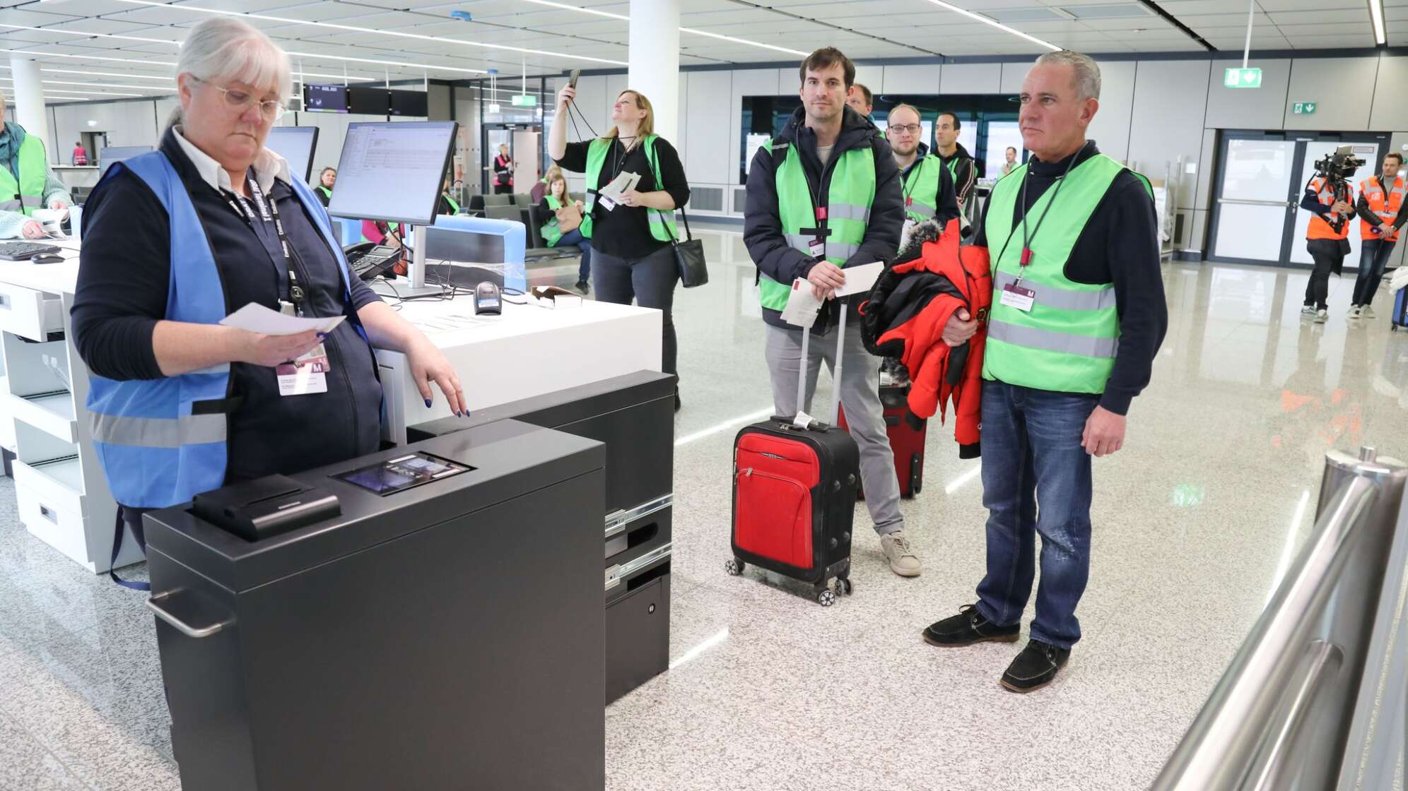 Testbetrieb am Münchner Flughafen - Komparsen spielen Reisende