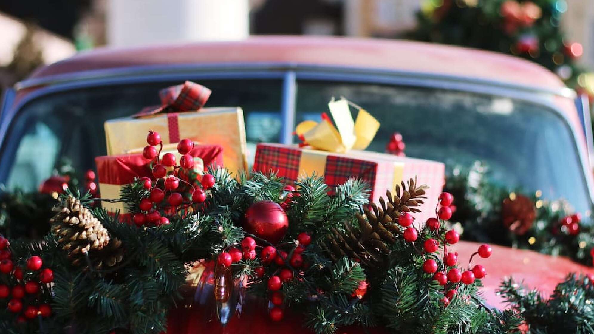 Ein weihnachtlich geschmücktes Auto.