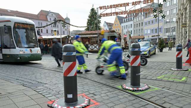 Poller werden im Minutentakt neben Weihnachtsmarkt bewegt