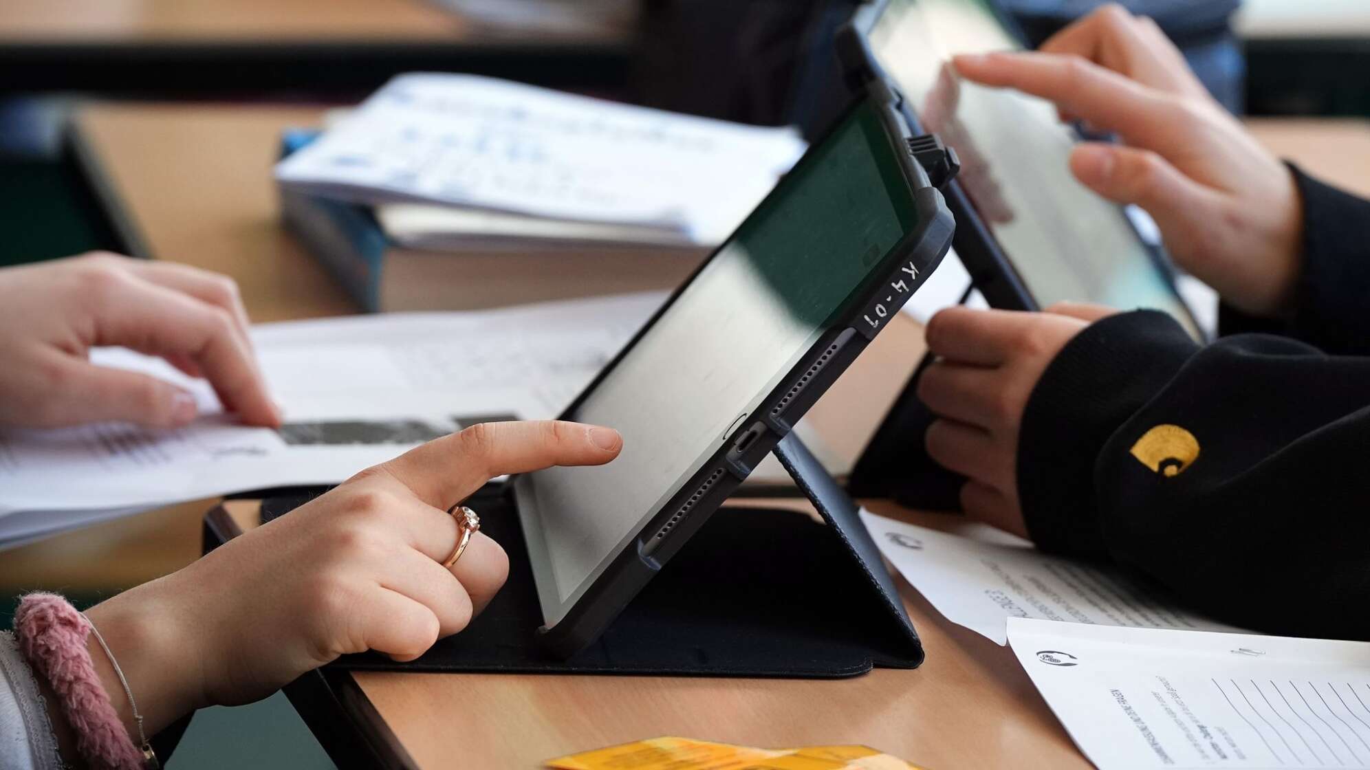 Schulkinder arbeiten am Tablet