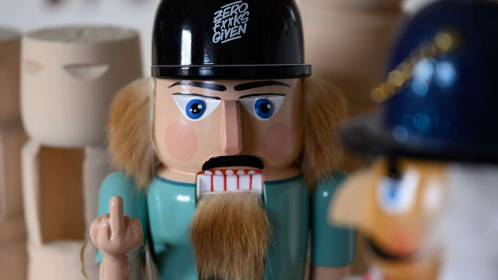 Erzgebirgischer Nussknacker zeigt Billig-Kopie den Finger