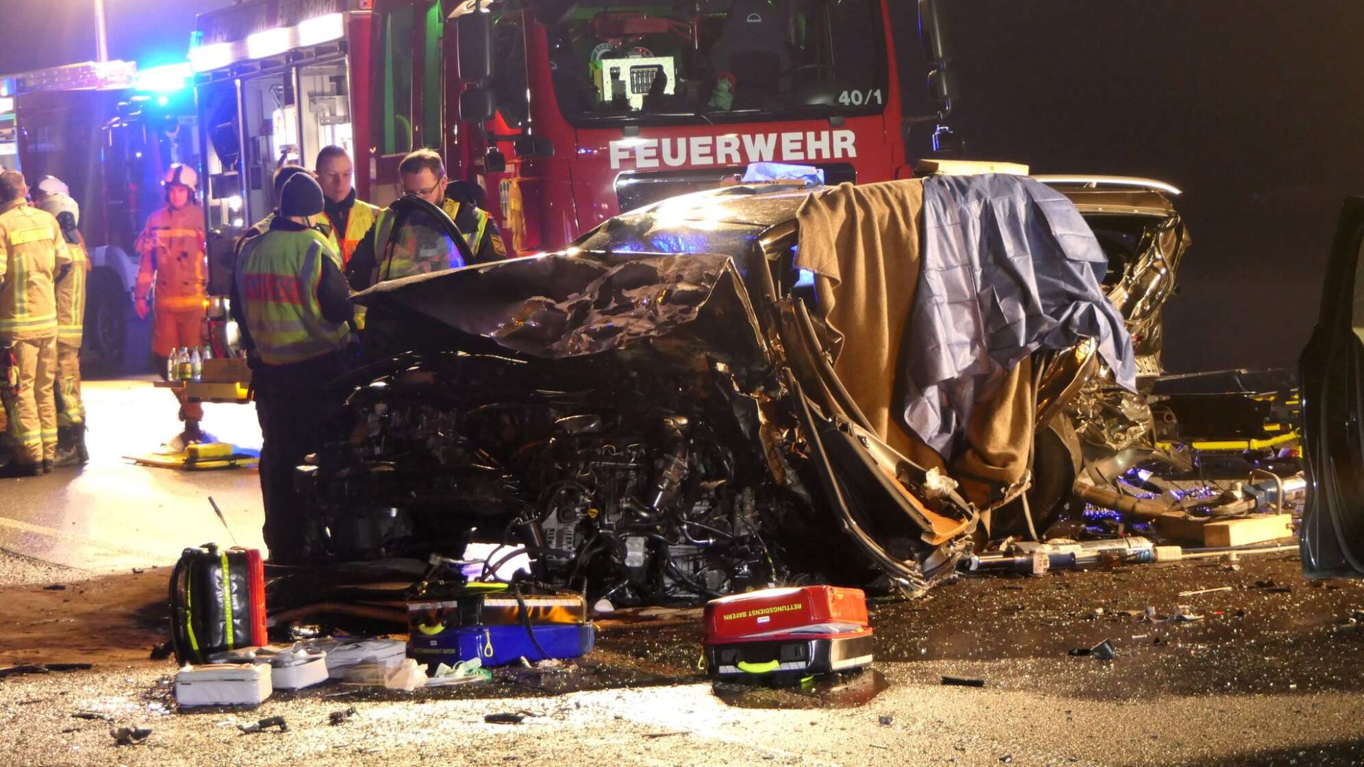 Ein Toter und zwei Schwerverletzte bei Unfall