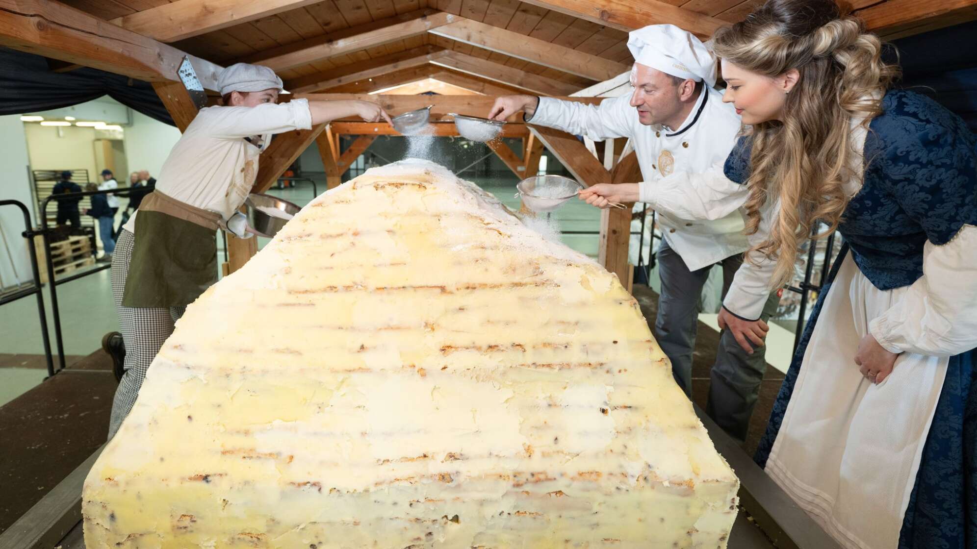 Dresdner Bäcker arbeiten an Riesenstollen für das Stollenfest