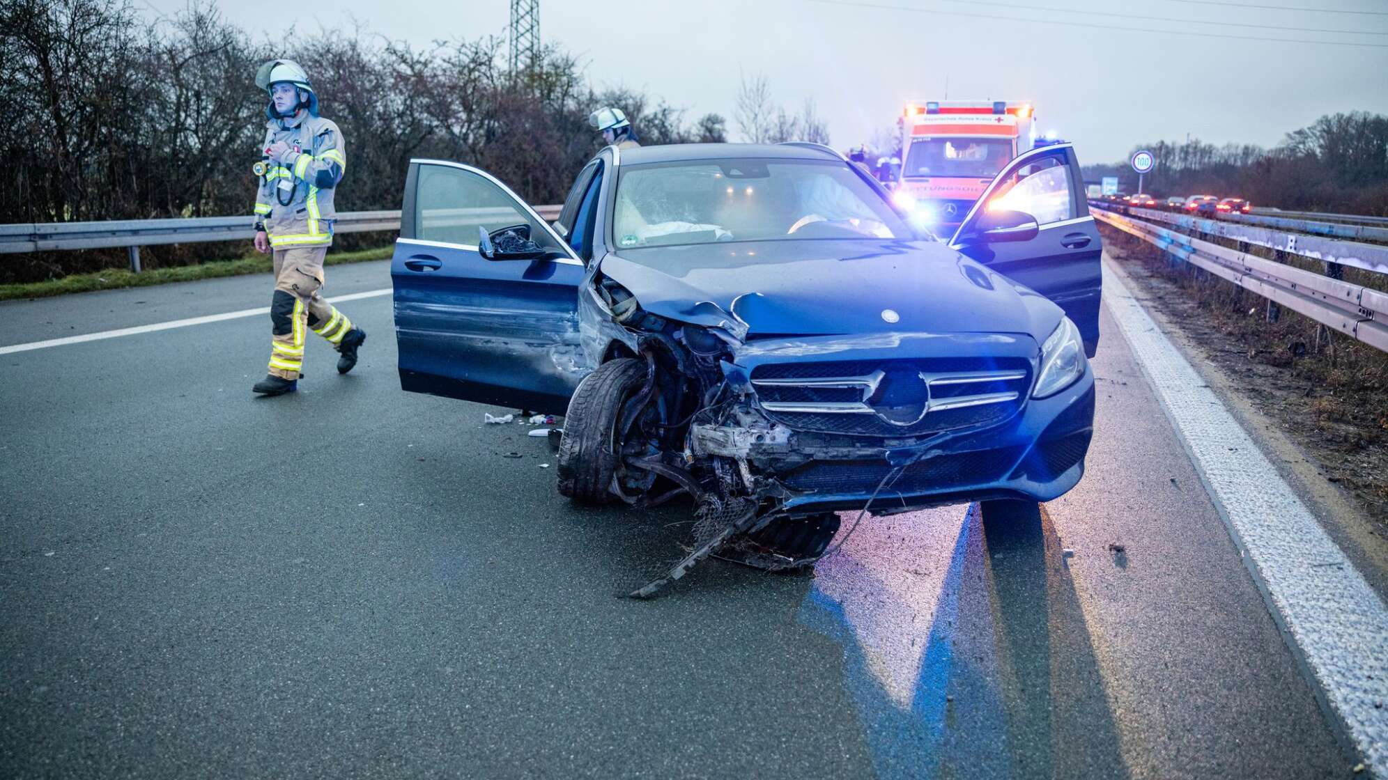 Mercedes prallt in Leitplanke