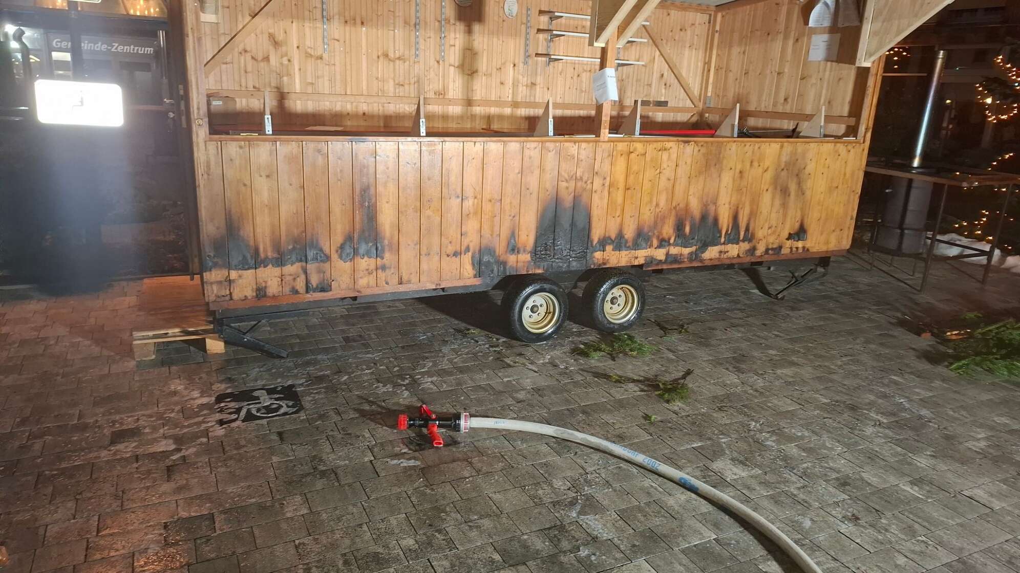 Buden am Christkindlmarkt in Schorndorf angezündet