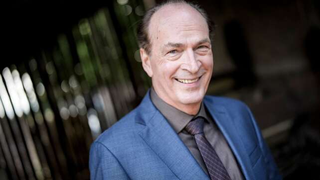 Schauspieler Herbert Knaup hat Spaß an Arbeit auf Bauernhof