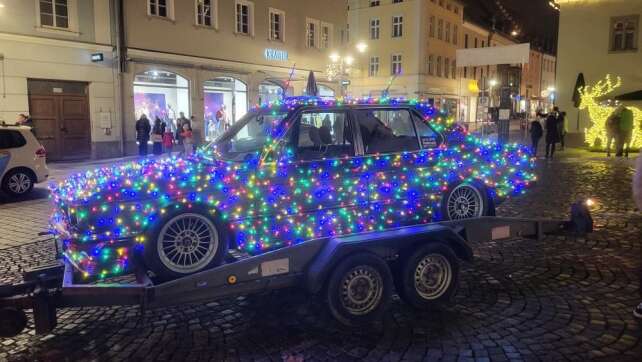 Das schönste Weihnachtsauto in Bayern: Korbinian und Bruno dekorieren ihren Oldtimer mit 3600 Lichtern