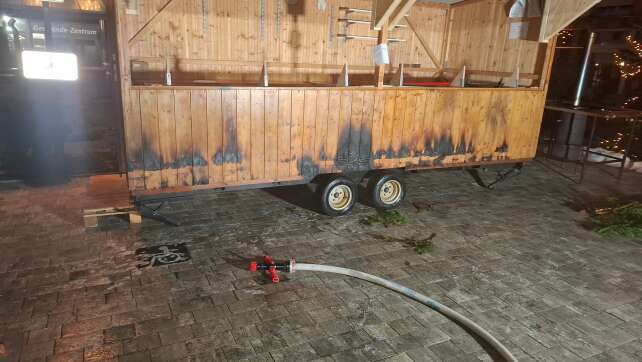 Christkindlmarkt-Buden angezündet – Täter weiter flüchtig