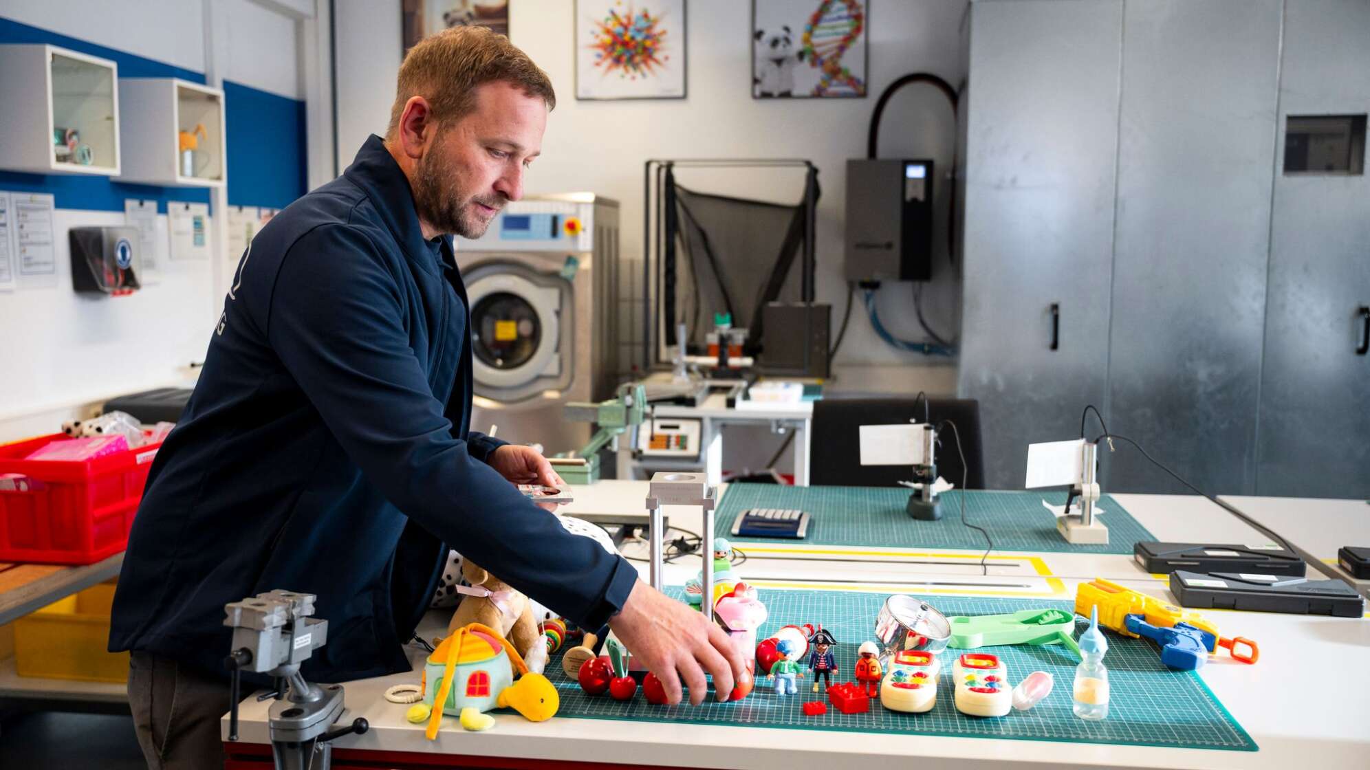 TÜV Rheinland zeigt Prüfverfahren von Spielzeug im Labor