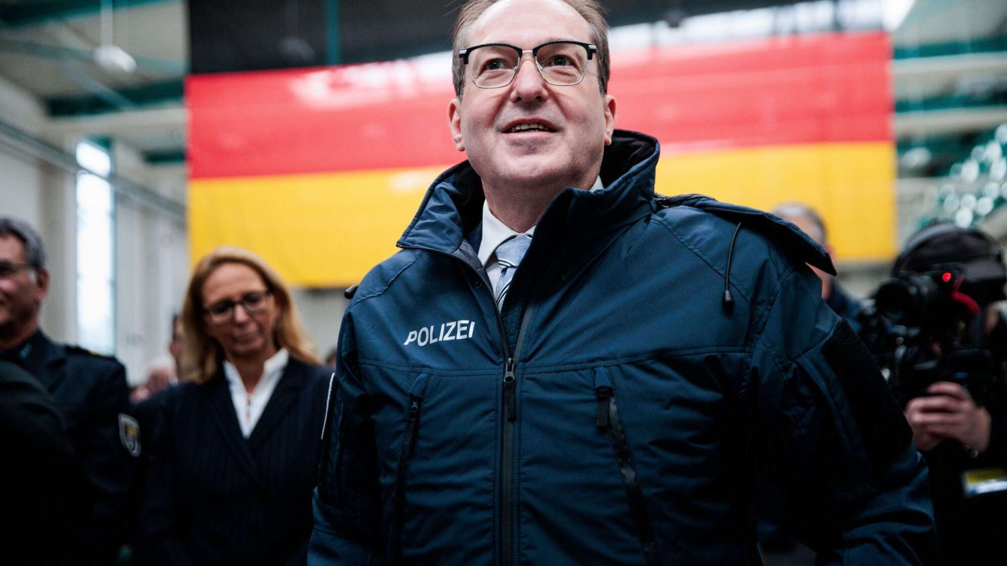 Innenminister Dobrindt stellt Drohnenabwehr in Dienst