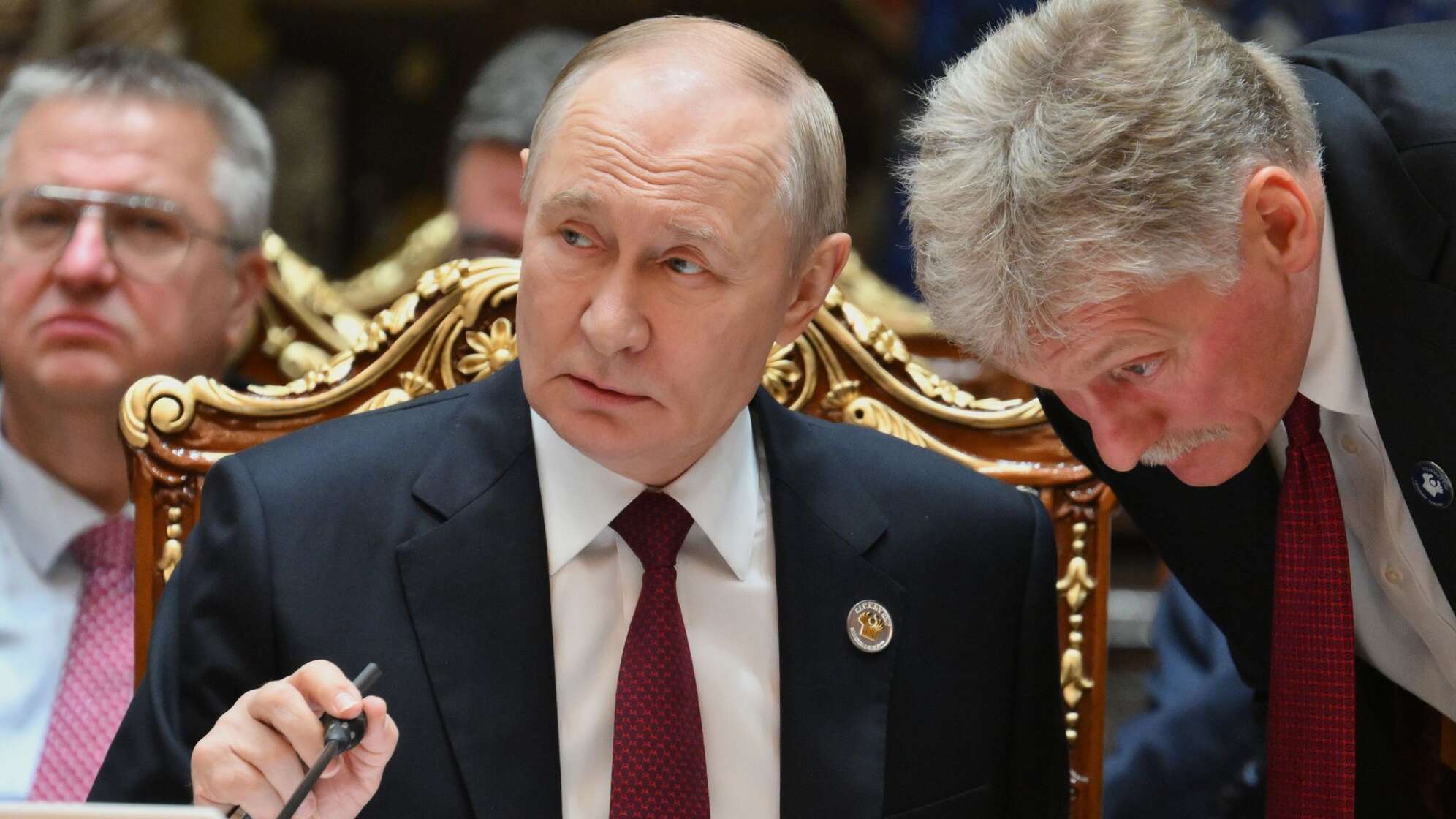 Kremlchef Putin und sein Sprecher Peskow