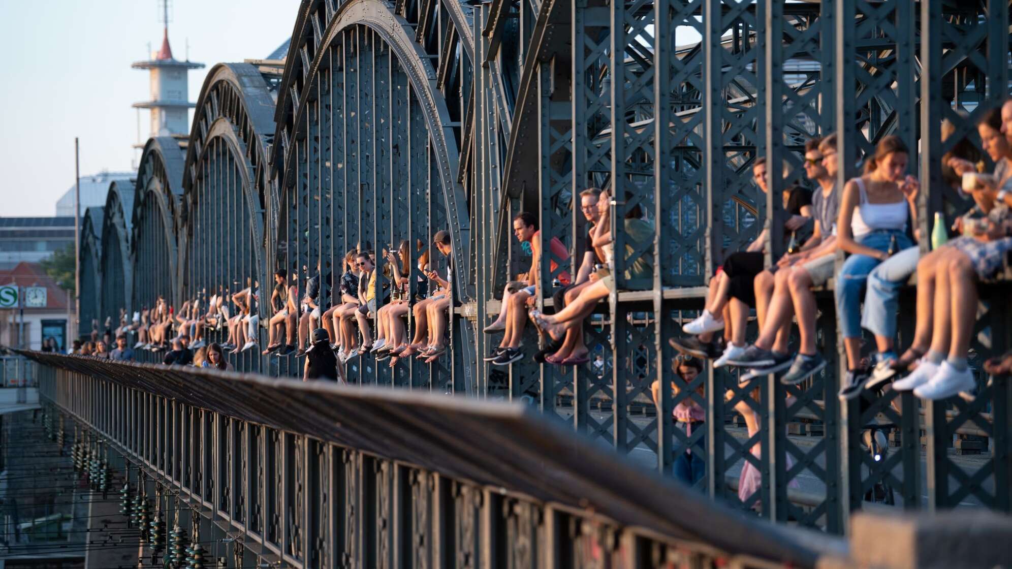 Junge Menschen genießen die Sonne auf der Hackerbrücke