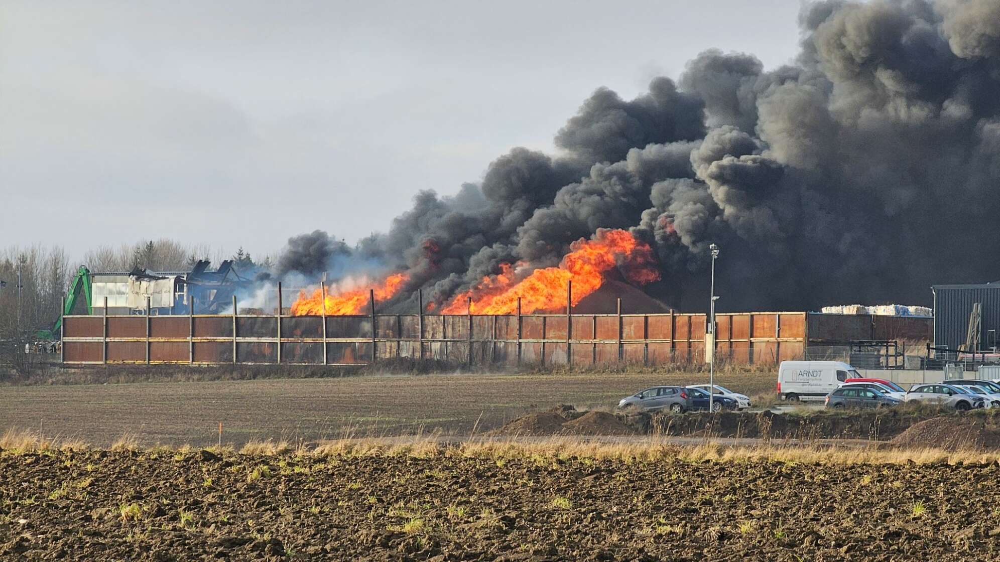 Großbrand von Lagerhalle mit Papier - ein Verletzter