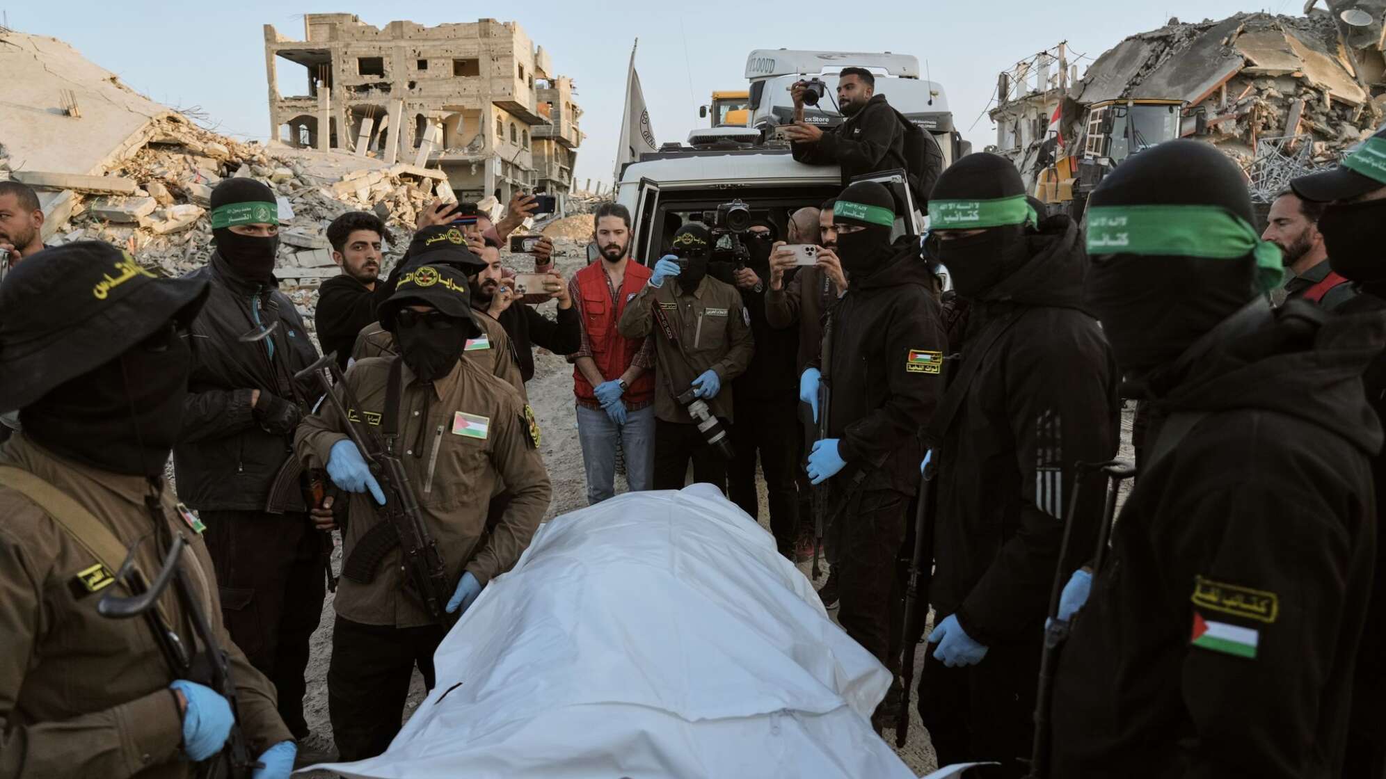 Der Islamische Dschihad und der Hamas übergeben eine Leiche.