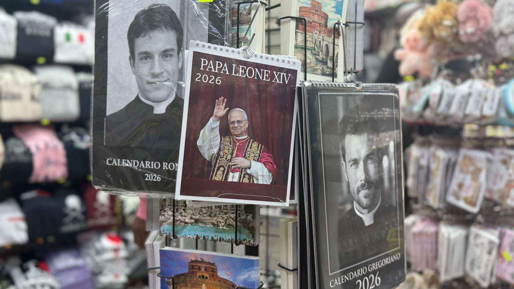 Kalender mit Papst und Priestern