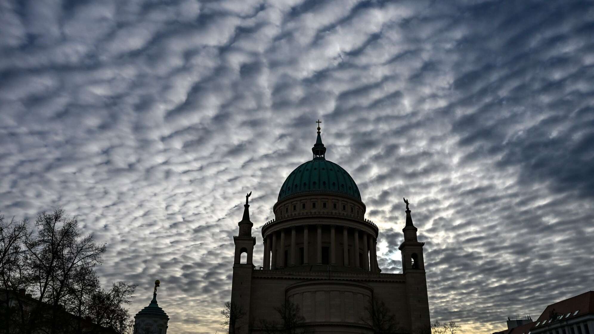 Wolken über der Nikolaikirche