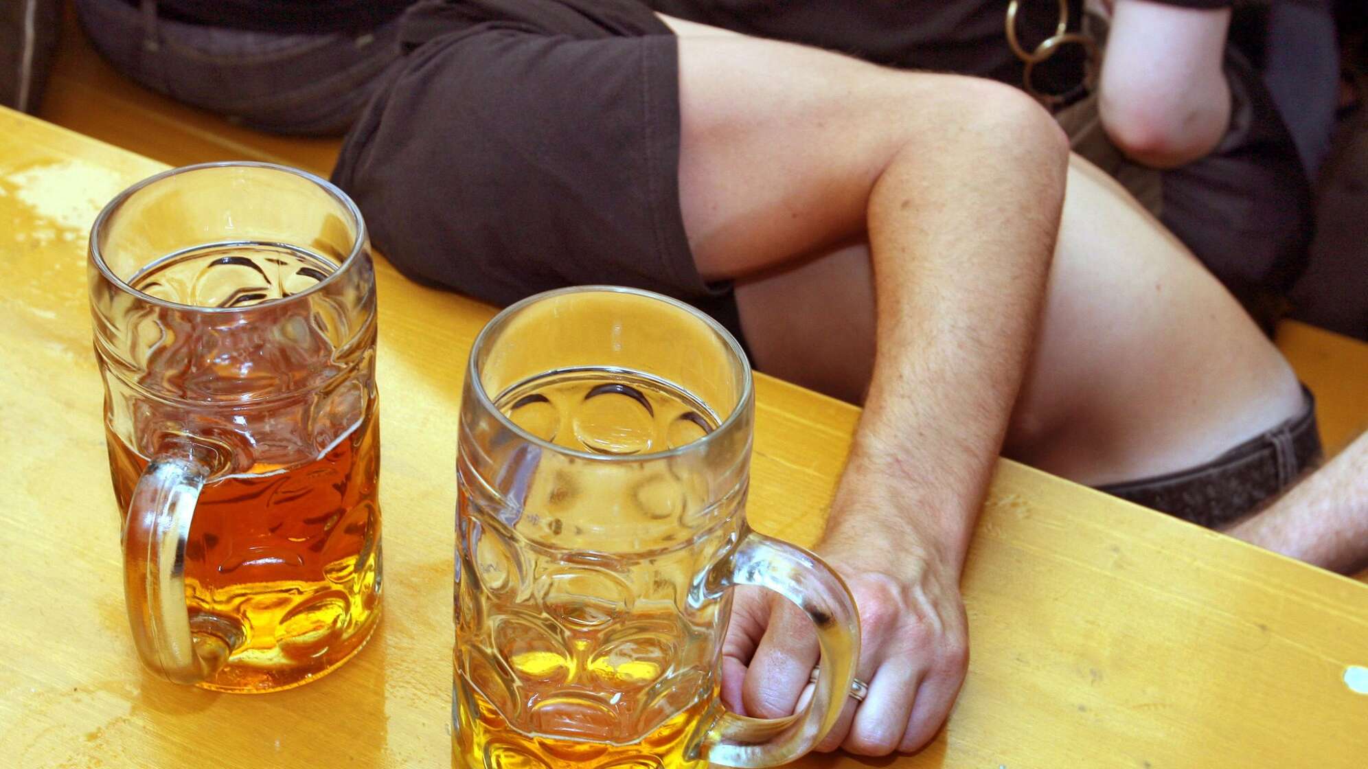 Ein Betrunkener sitzt zusammengesunken in einem Bierzelt