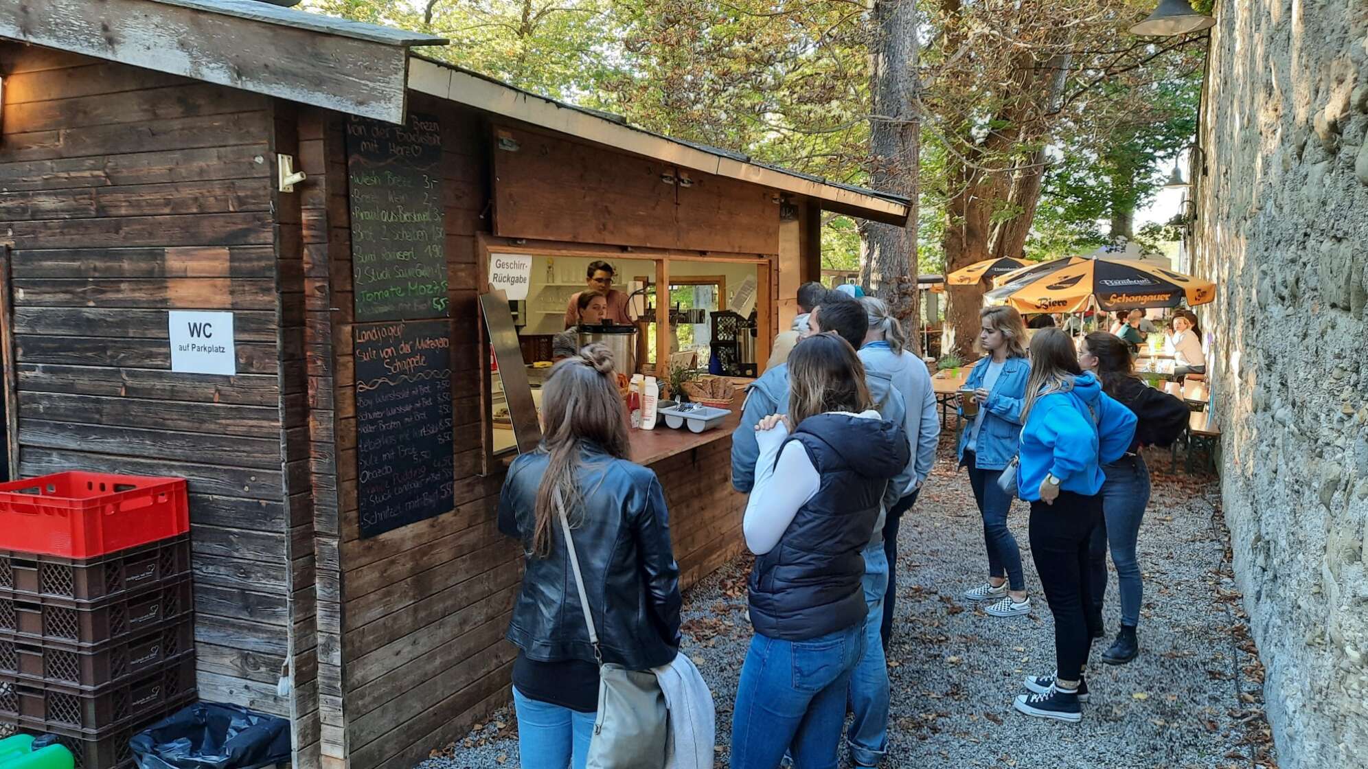 Leute vor der Kasse im Biergarten