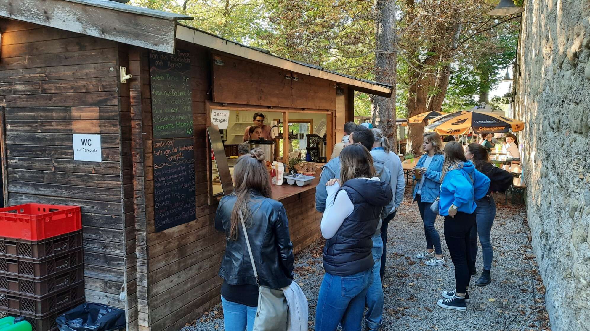 Leute vor der Kasse im Biergarten