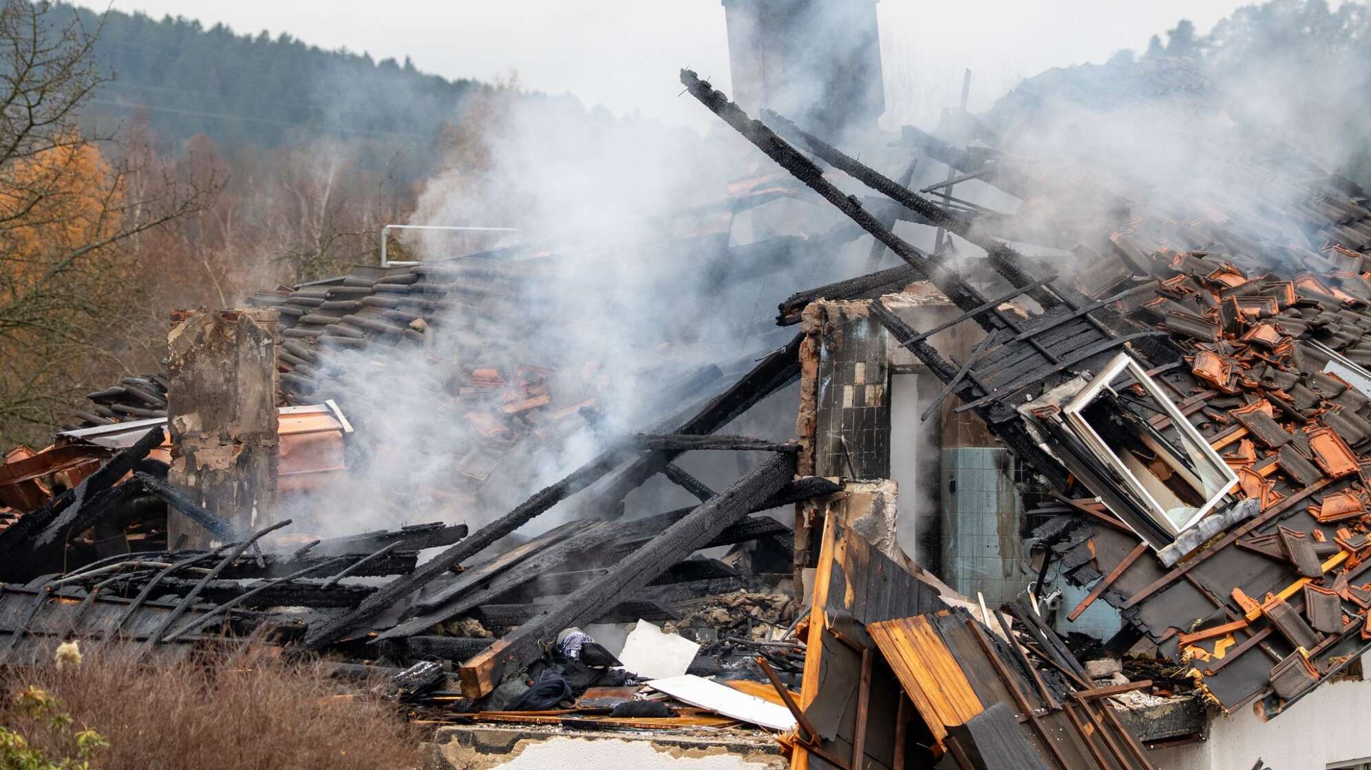 Zwei Menschen bei Explosion in Wohnhaus verletzt