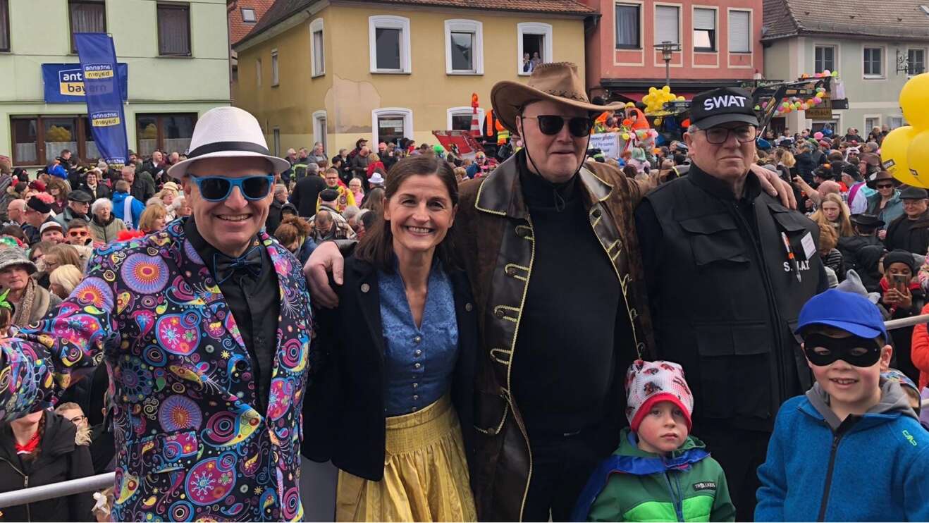 Heimatministerin auf der Faschingsfeier