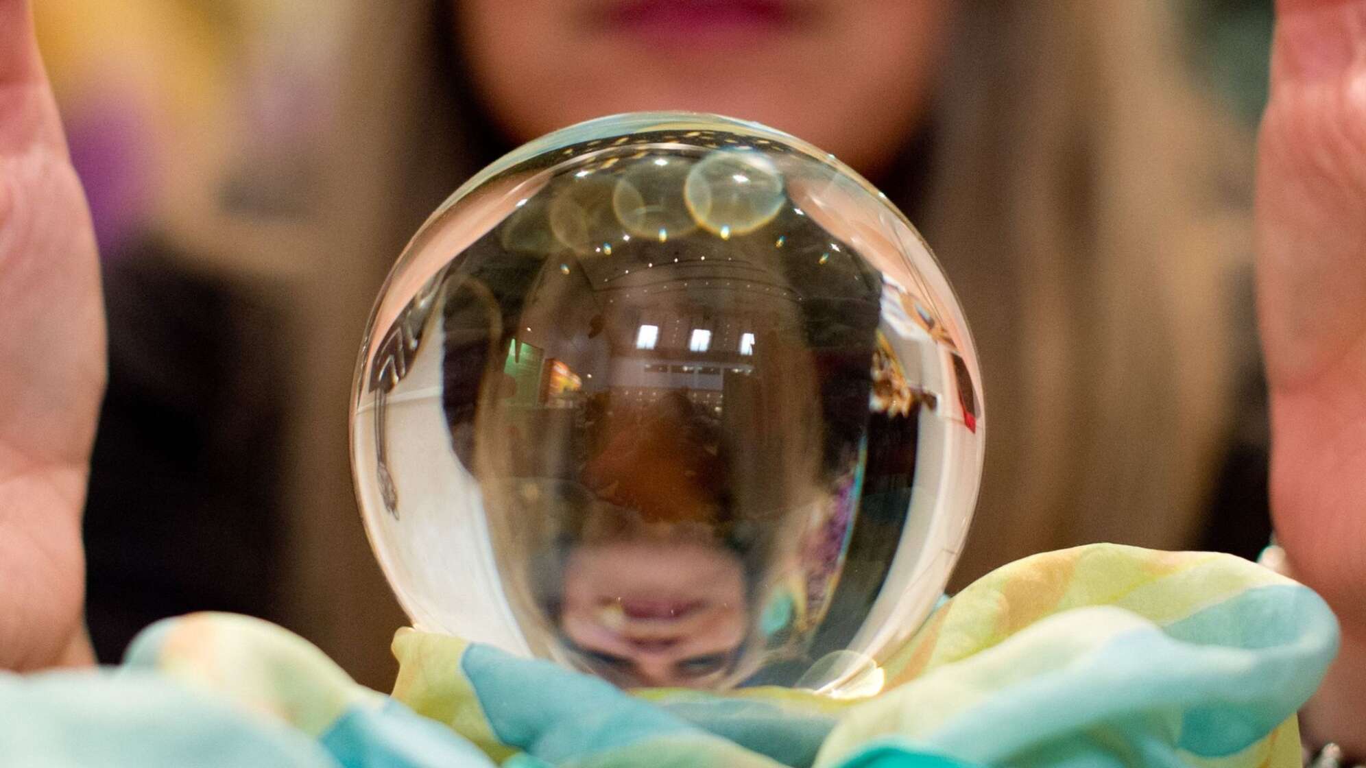 Wahrsagerin mit Kristallkugel