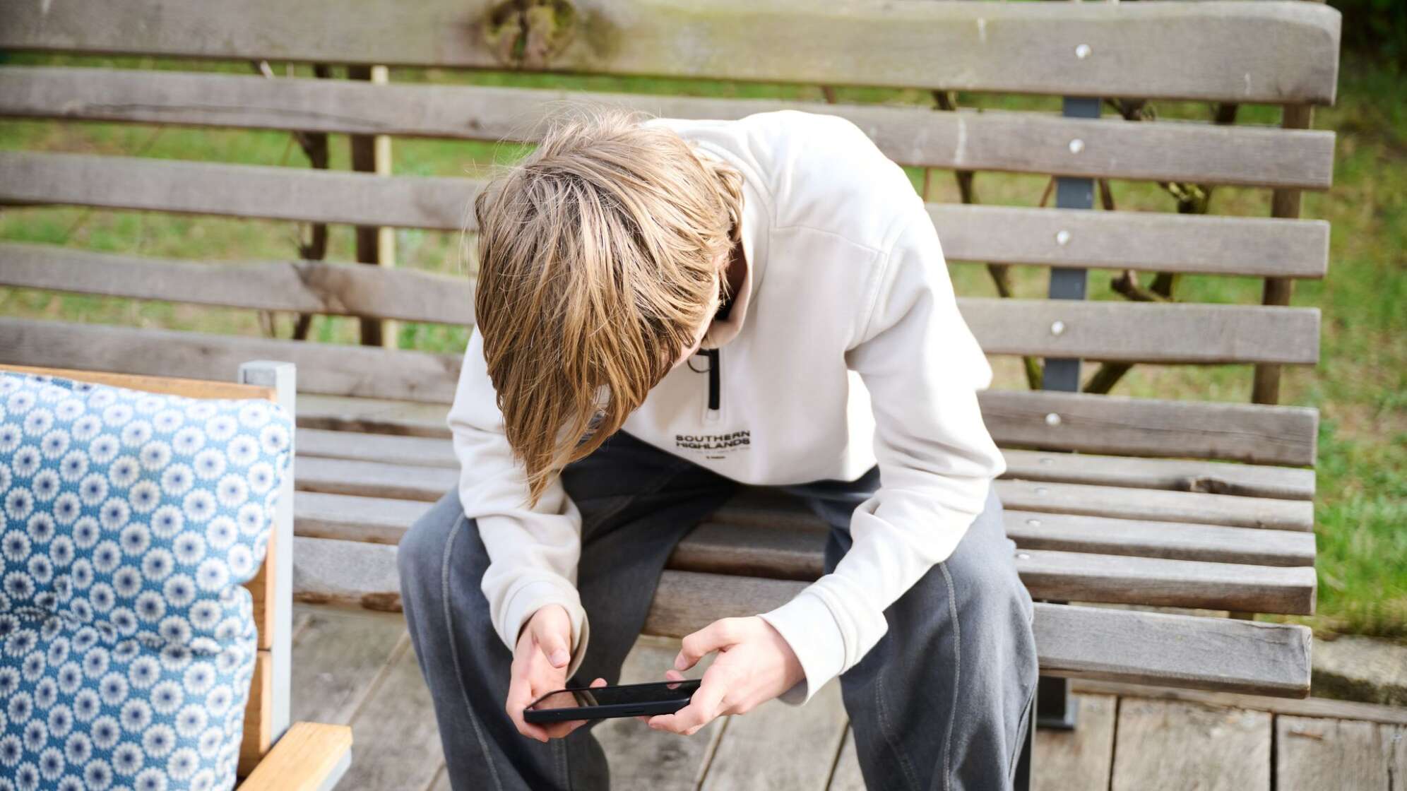 Ein Jugendlicher nutzt ein Smartphone