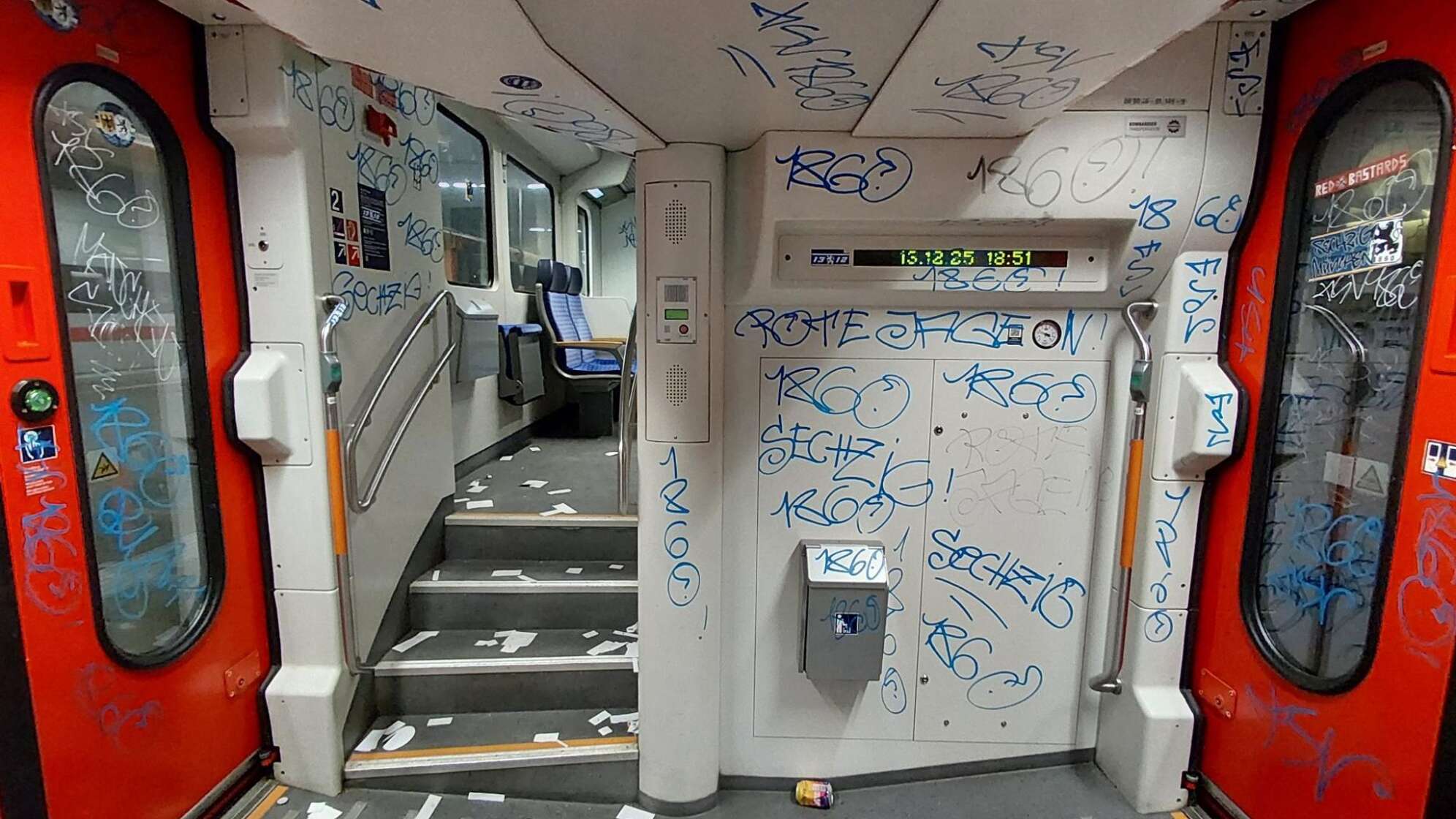 Fußballfans beschädigen Regionalzug in Bayern