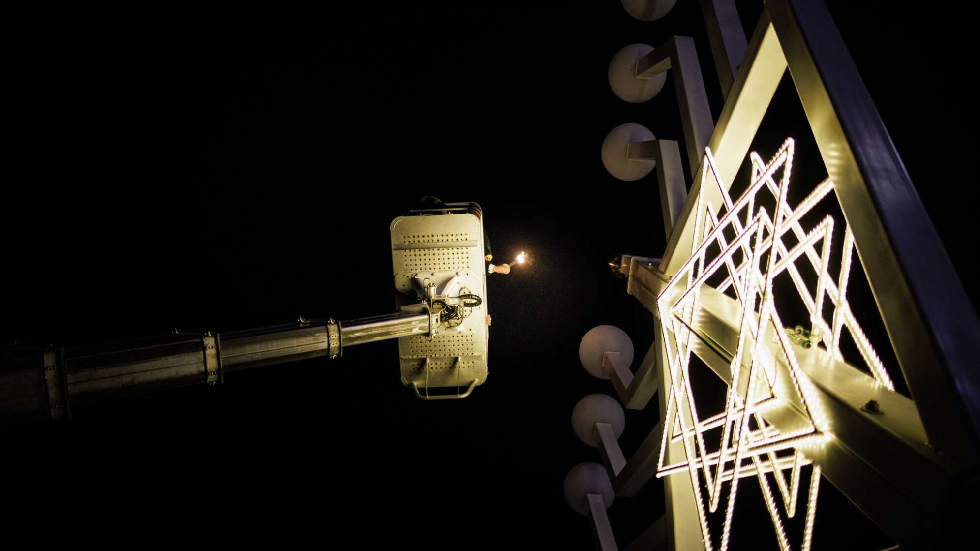 Entzünden der ersten Chanukka-Kerze
