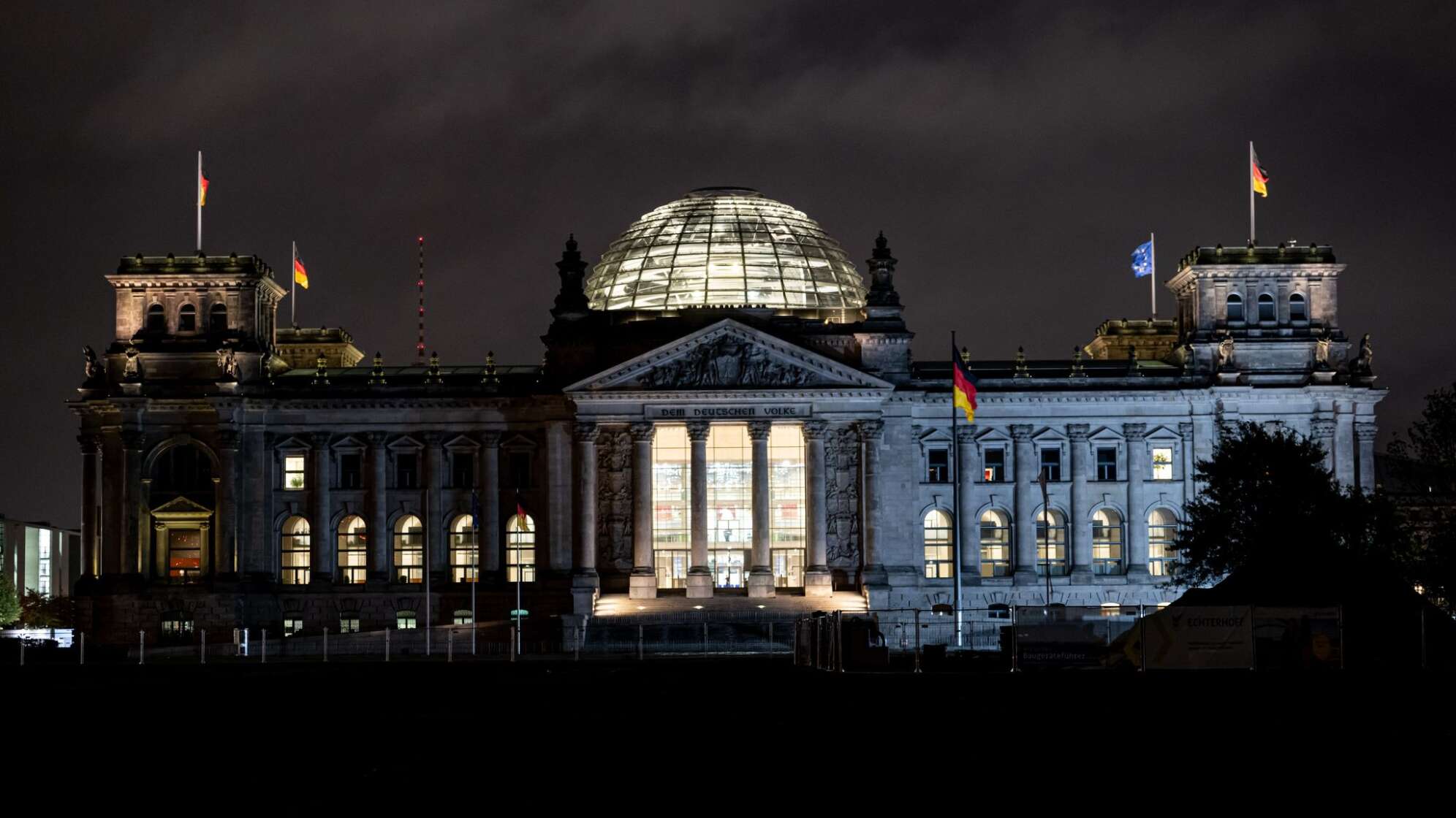 Reichstagsgebäude im Morgengrauen