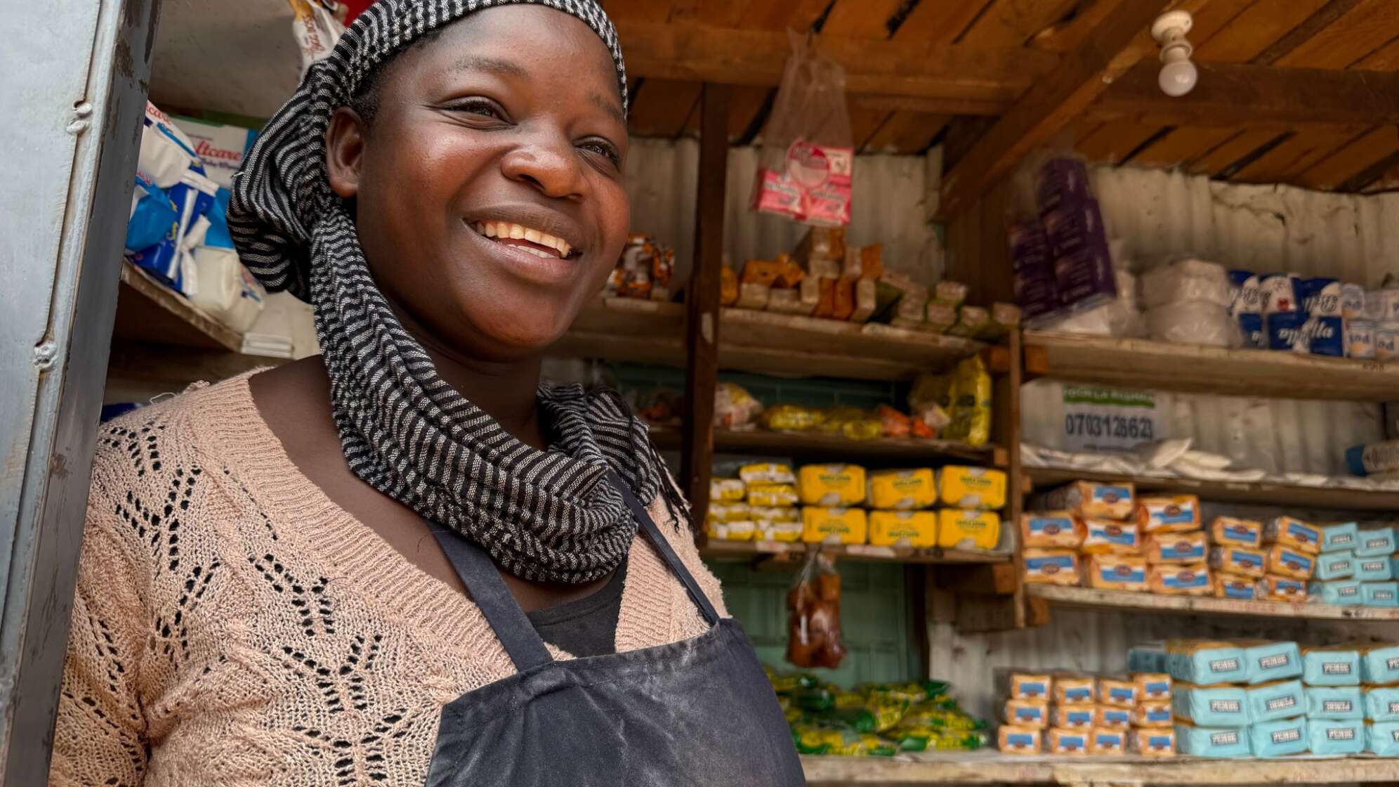 Slum Kibera  -  Ladeninhaberin Mary Abongo
