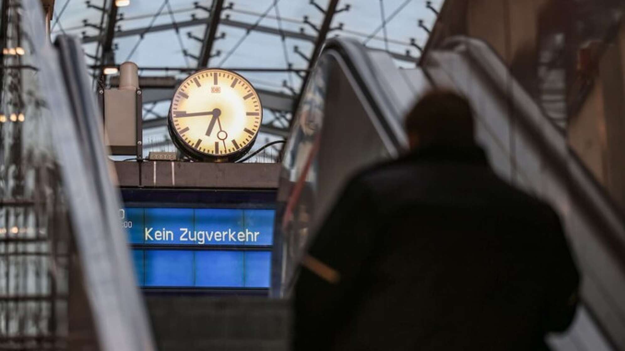 Mann an einem Bahnhof