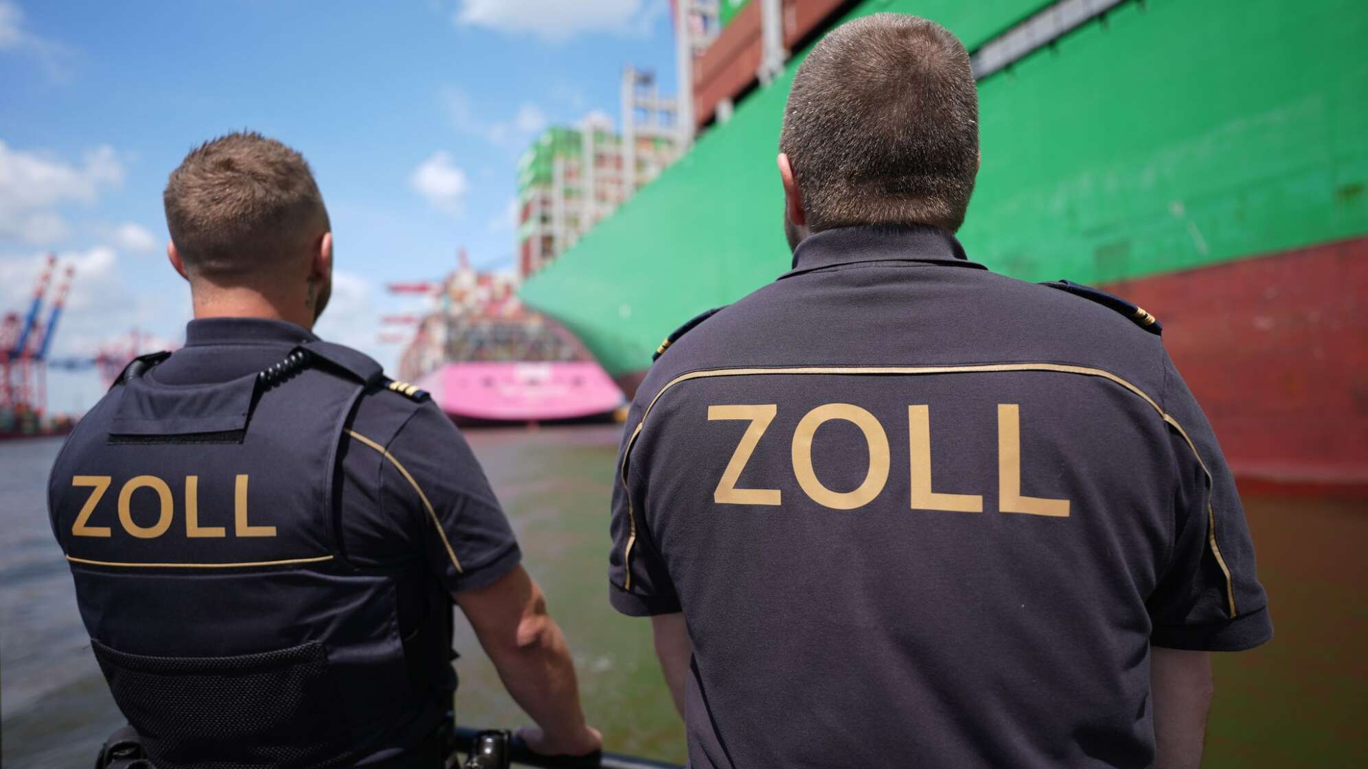 Zollbeamte im Hamburger Hafen