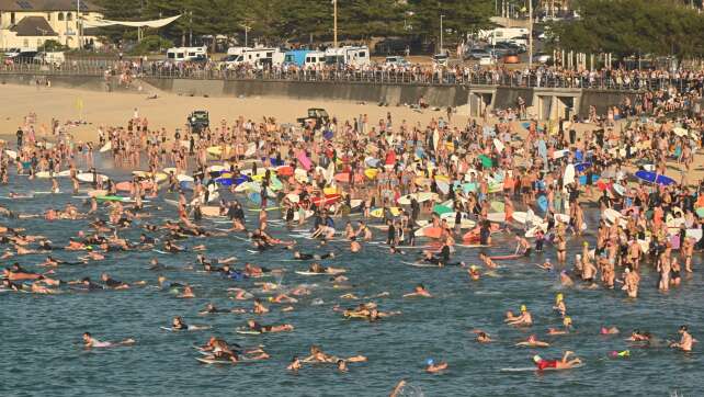 Hunderte Surfer gedenken am Bondi Beach der Terroropfer