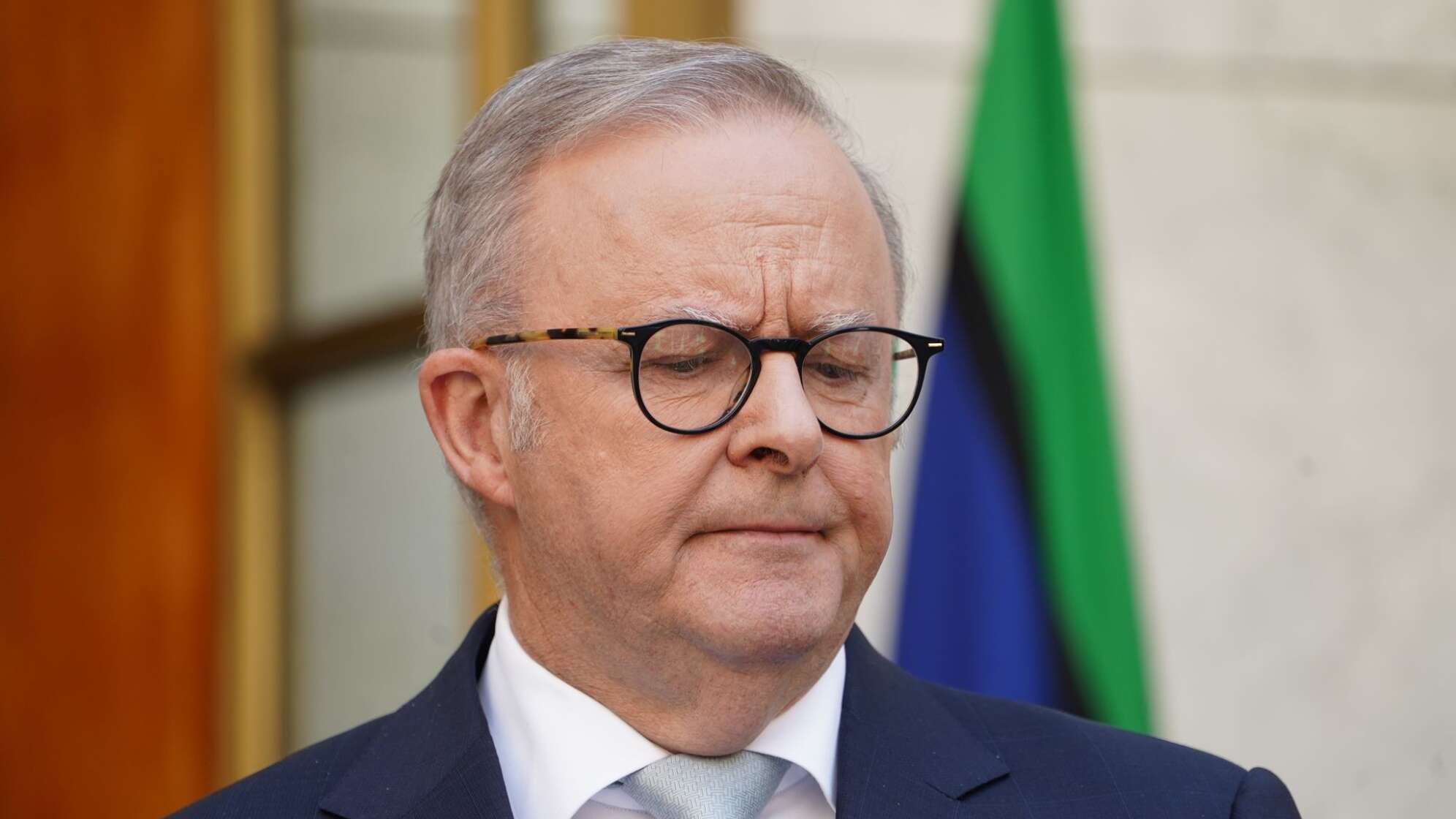 Premierminister Albanese hält Pressekonferenz