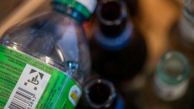 Obdachloser spendet Pfandflaschen-Geld für Mütter in Not