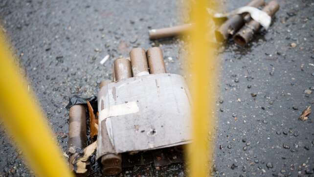 Zehnjähriger zündet mit Böllern Hecke an und stellt sich