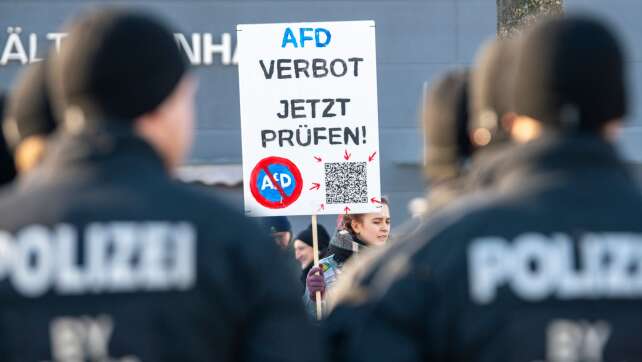 Rund 250 Menschen protestieren gegen Gründung von AfD-Jugend
