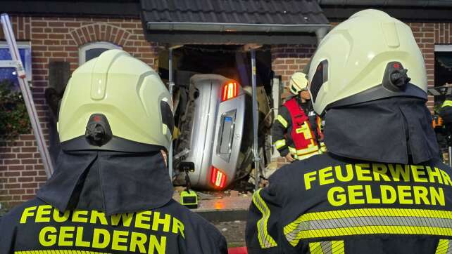 Junger Mann bleibt mit Auto in Hausflur stecken