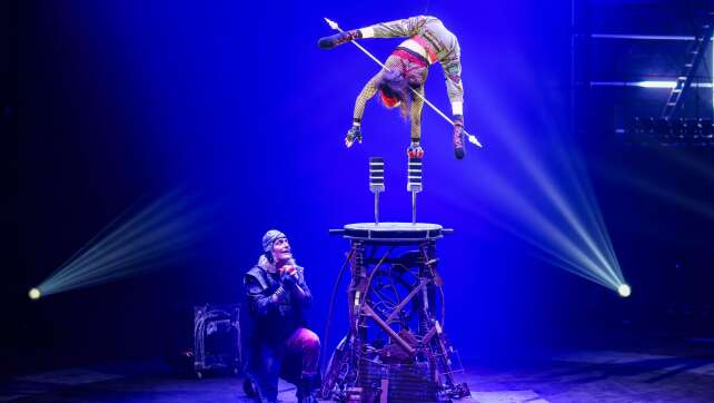 Sie sitzt im Rollstuhl - aber steht im Handstand