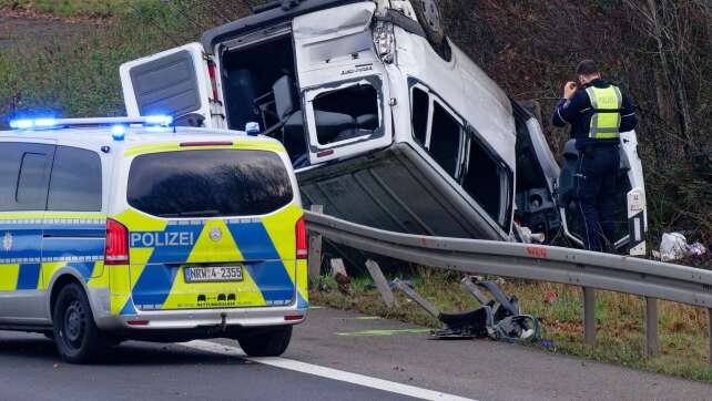 Transporter verunglückt - zwei Tote, vier Verletzte