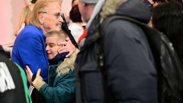 Gans und Geschenke: Frank Zander empfängt Hunderte Gäste