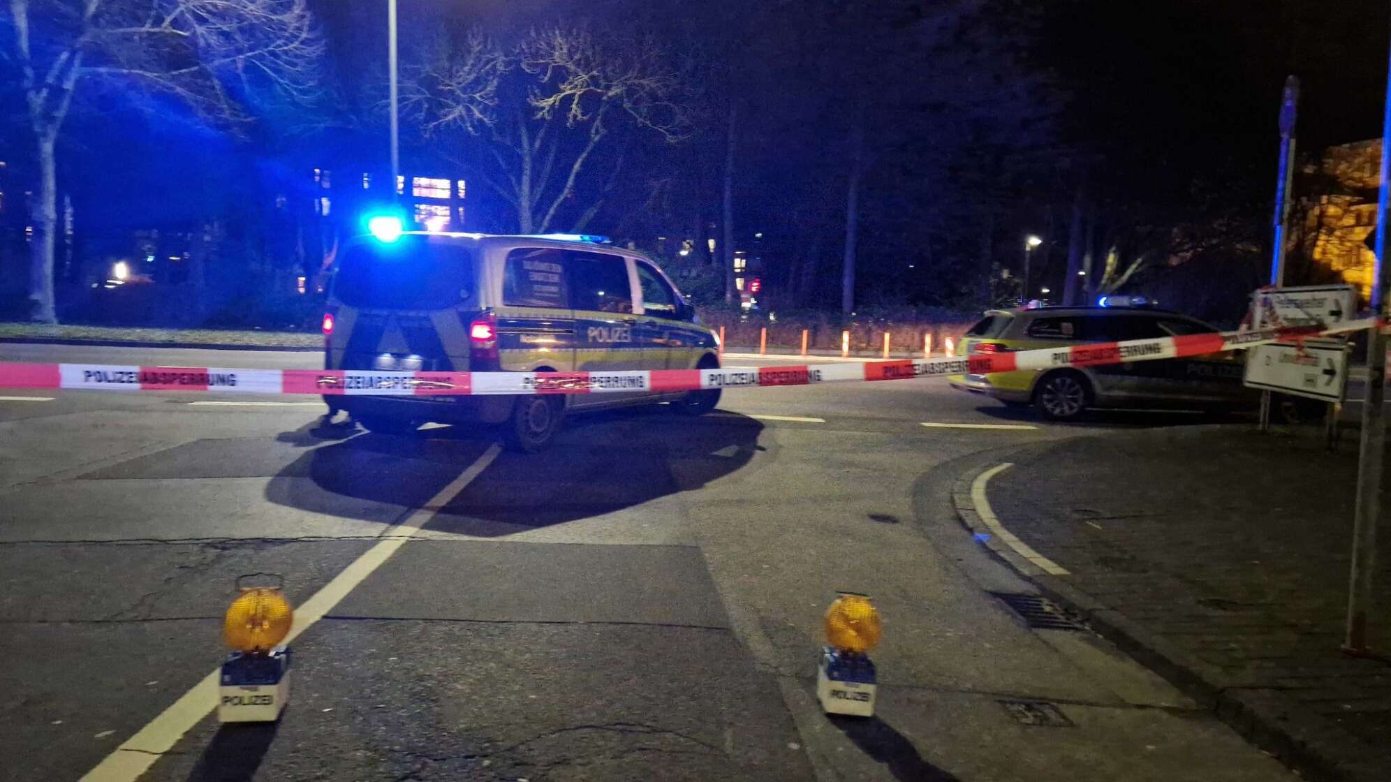 Auto fährt in Bushaltestelle